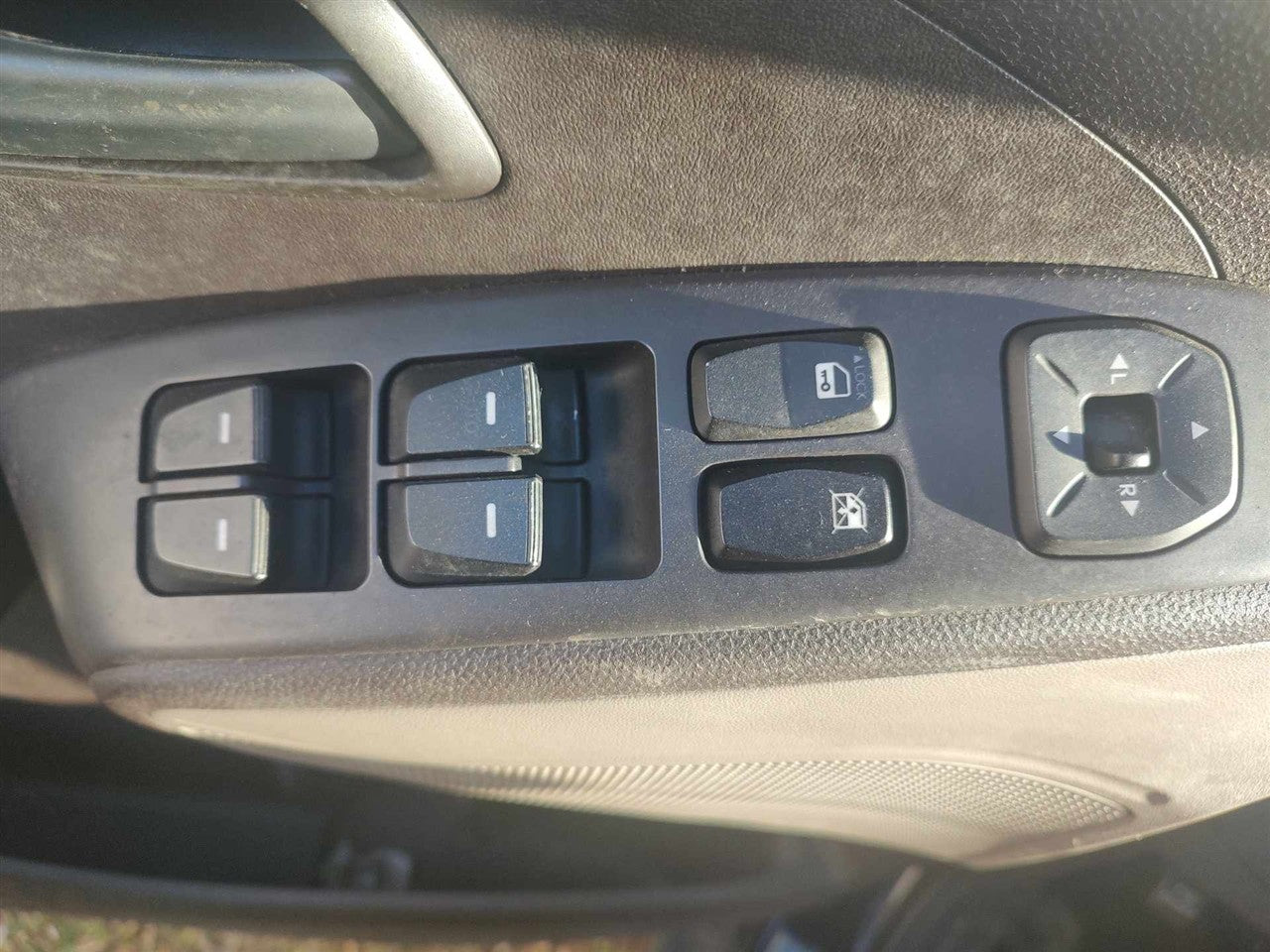 2010 thru 2016 Hyundai Tucson Driver Side Left Front Door Window Master Switch Driver s lock and