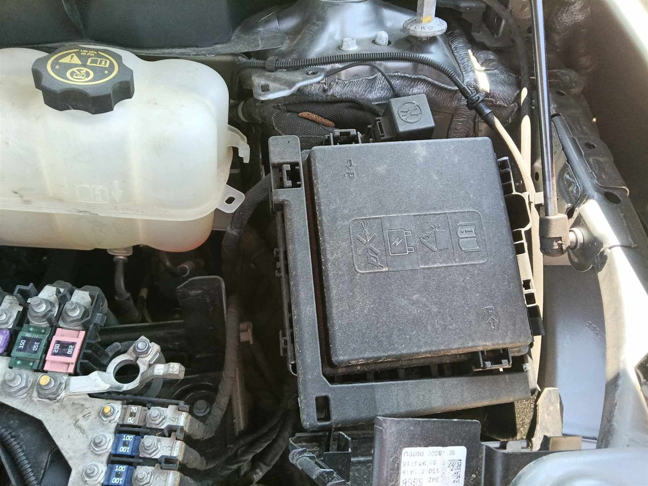 2018 2019 Chevrolet Traverse Engine Bay Fuse Box Relay Panel without power folding third row bench seat