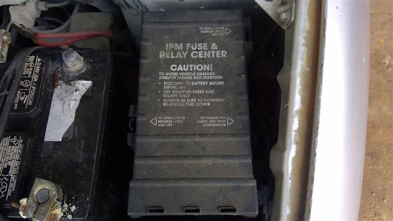 2003 2004 2005 Chrysler Town and Country, Dodge Caravan Engine Bay Fuse Box Relay Panel 3.3L