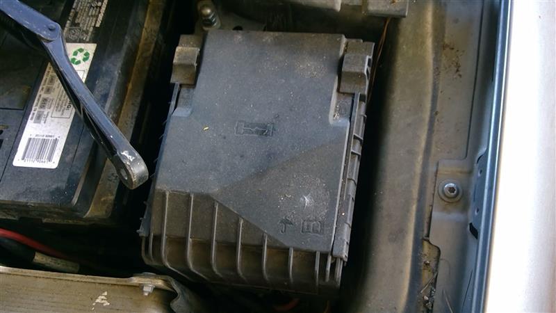 2005 2006 2007 Volkswagen Jetta, Volkswagen Jetta GLI, Volkswagen Passat Engine Bay Fuse Box Relay Panel 2.0L compartment
