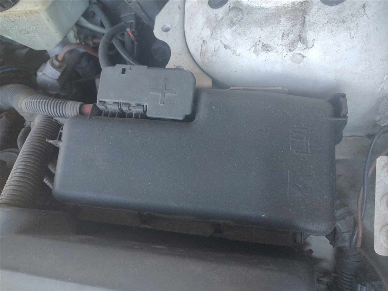 2005 thru 2014 Volvo XC90 Engine Bay Fuse Box Relay Panel 3.2L from VIN 167187