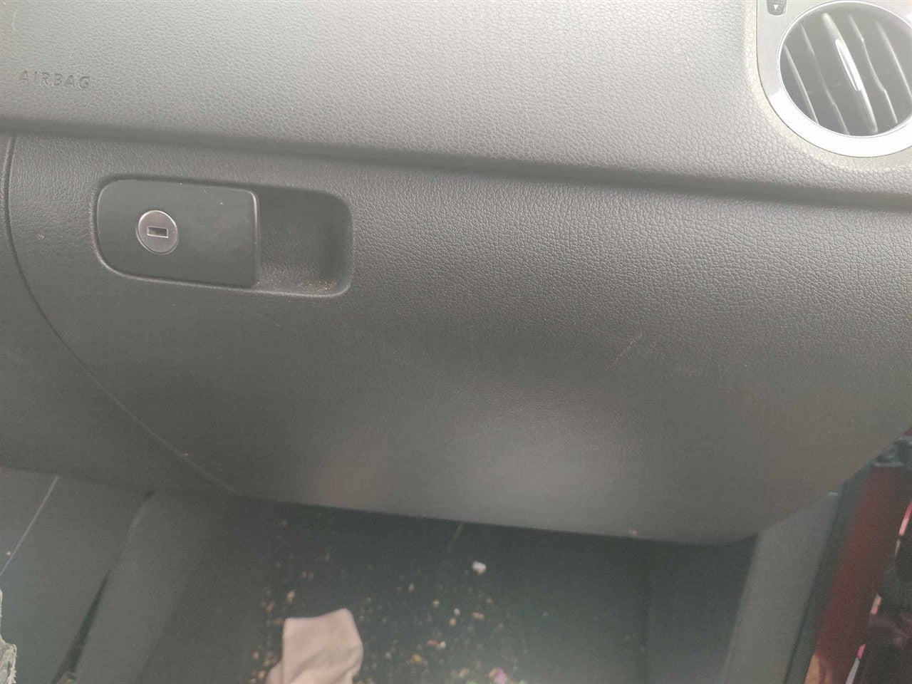 2015 Volkswagen Tiguan Glove Box Compartment
