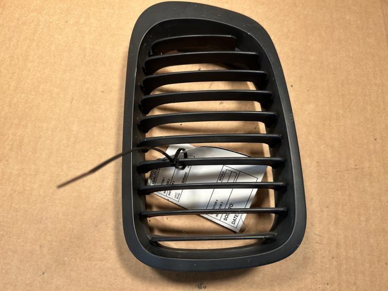 2002 2003 2004 2005 BMW 320I, BMW 325I, BMW 330I Passenger Side Right Grille upper R