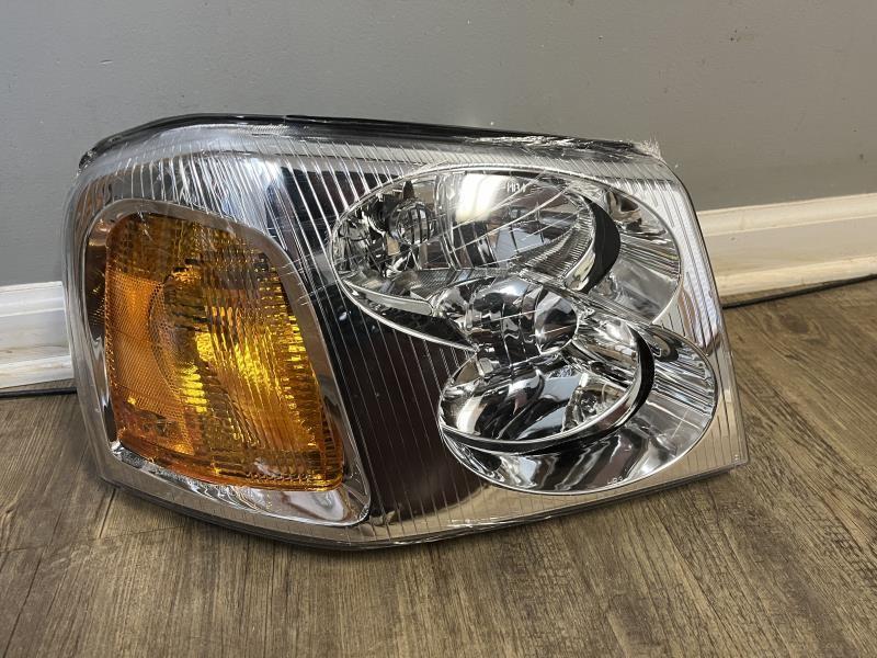 2002 thru 2009 GMC Envoy, GMC Envoy XL, GMC Envoy XUV Passenger Side Right Headlight Headlamp Assembly R