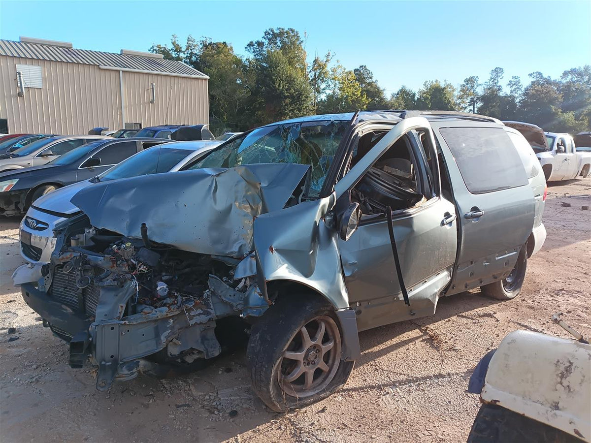 Donor vehicle 2000 Toyota Sienna (Stock #261736)