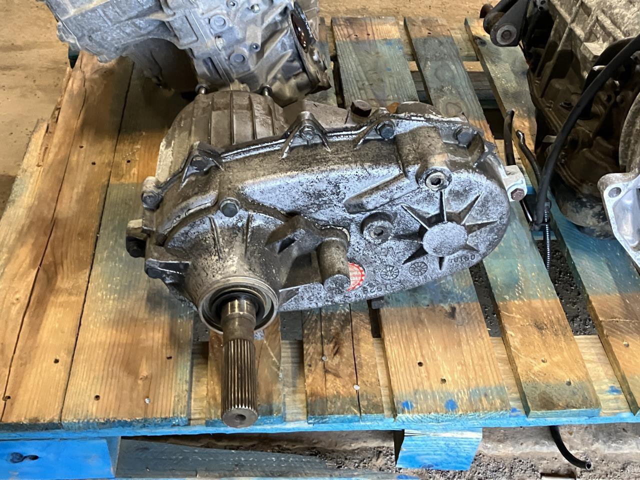 2002 2003 2004 Jeep Liberty Transfer Case Assembly model 242 Select Trac 4x4 is part time and full time