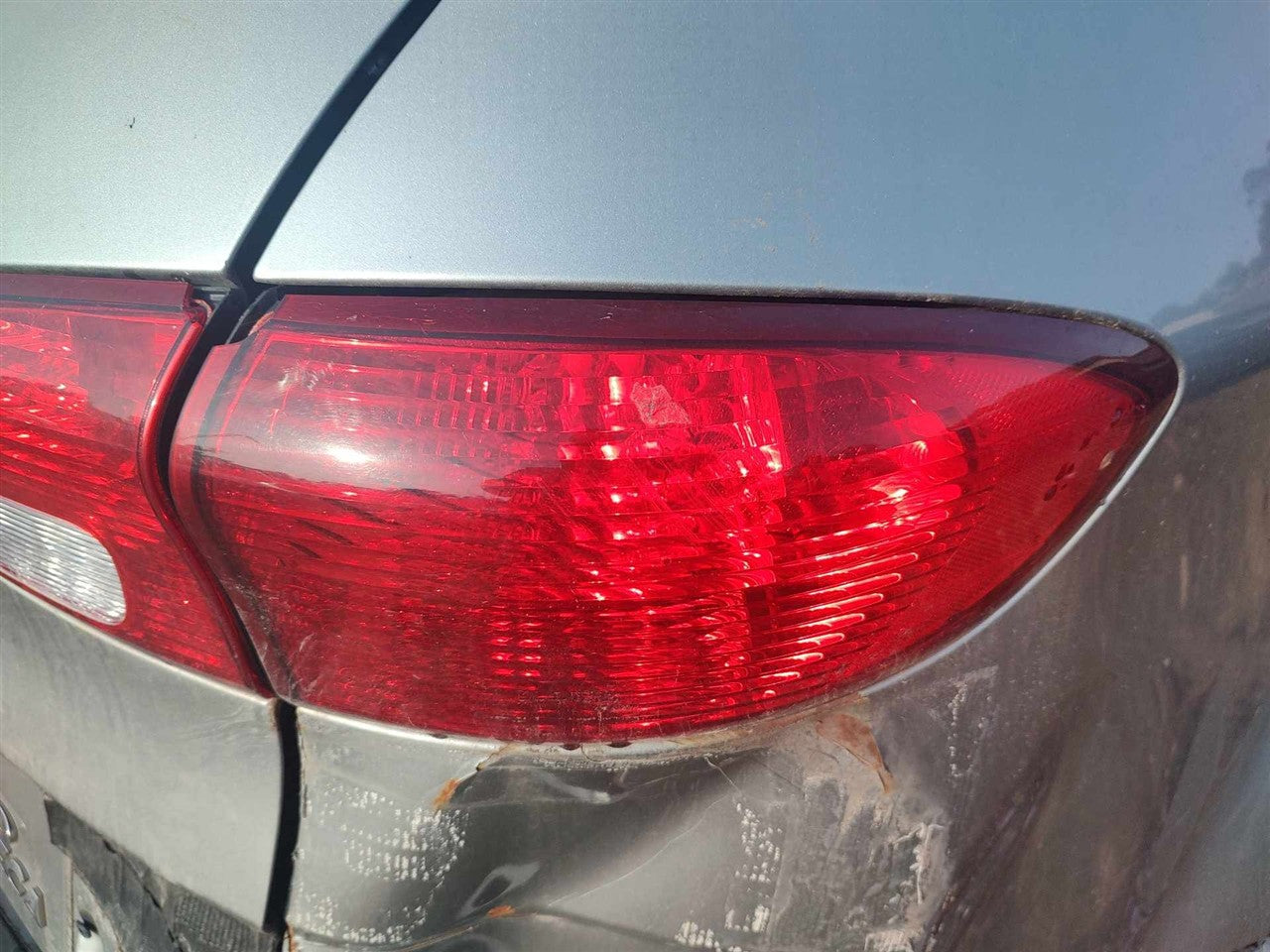 2006 Subaru Tribeca Passenger Side Right Tail Light Lamp Assembly quarter panel mounted R