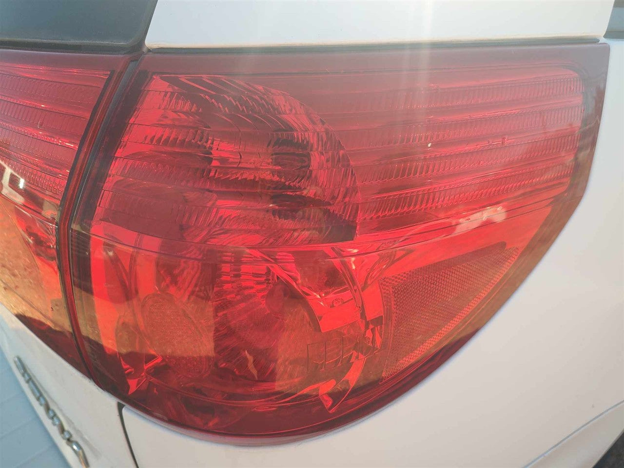 2006 thru 2010 Toyota Sienna Passenger Side Right Tail Light Lamp Assembly quarter panel mounted R