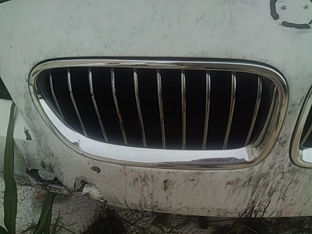 2014 2015 2016 BMW 528I, BMW 535I, BMW 550I, BMW Activehybrid 5 Passenger Side Right Grille upper bumper mounted R