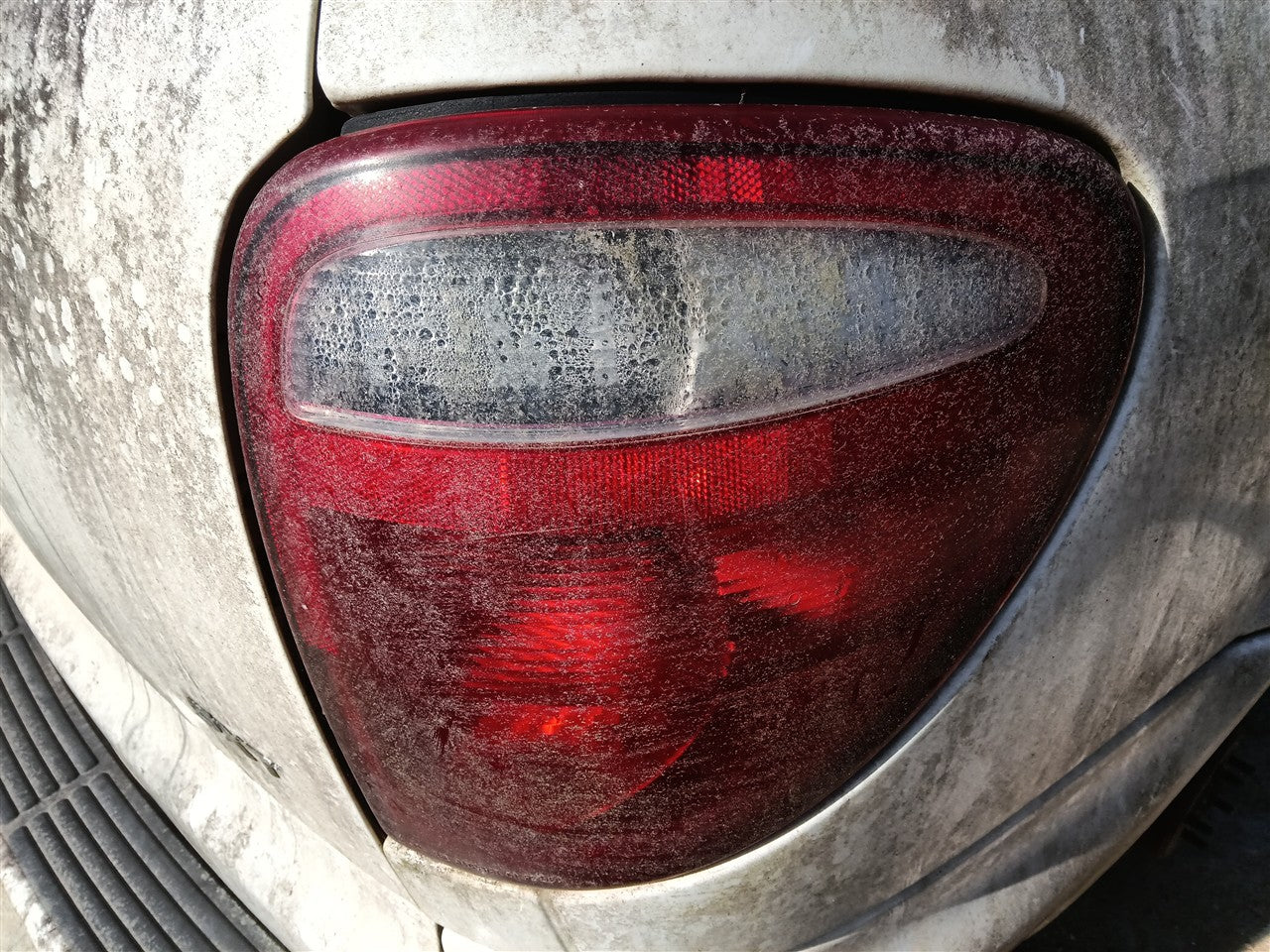 2004 2005 2006 2007 Chrysler Town and Country, Dodge Caravan Passenger Side Right Tail Light Lamp Assembly R