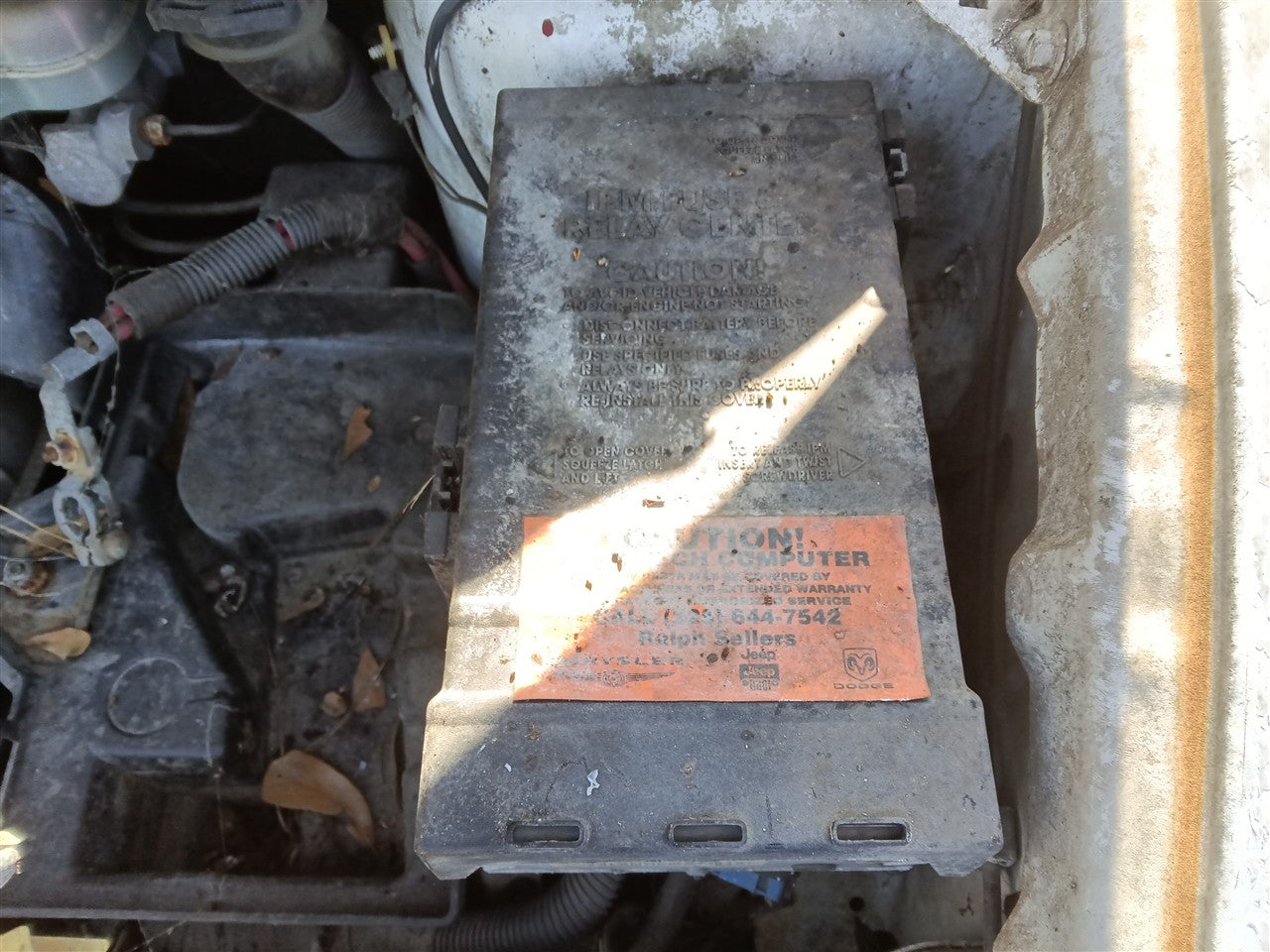 2006 2007 Chrysler Town and Country, Dodge Caravan Engine Bay Fuse Box Relay Panel