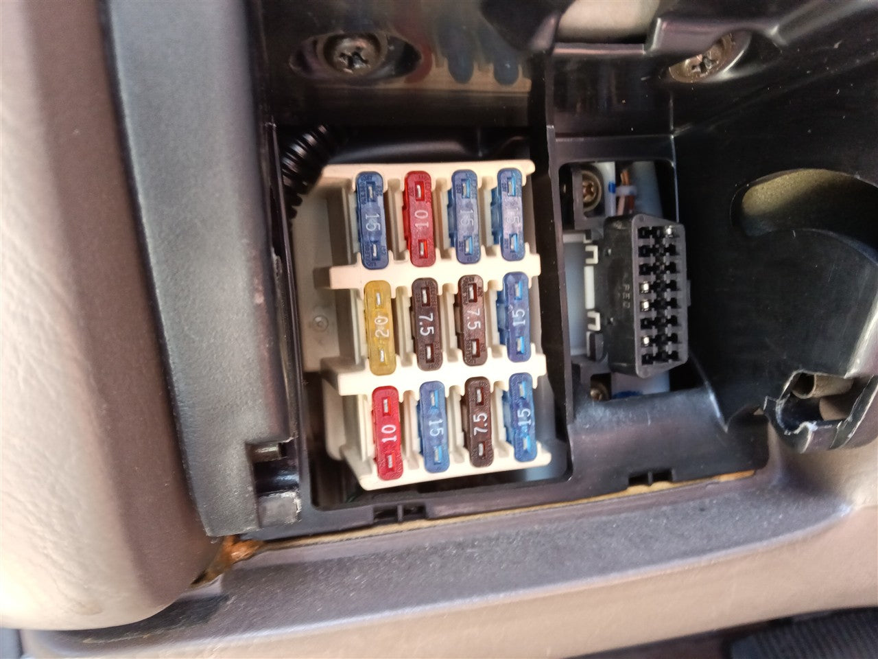 1996 Toyota Camry Cabin Interior Fuse Box Relay Panel