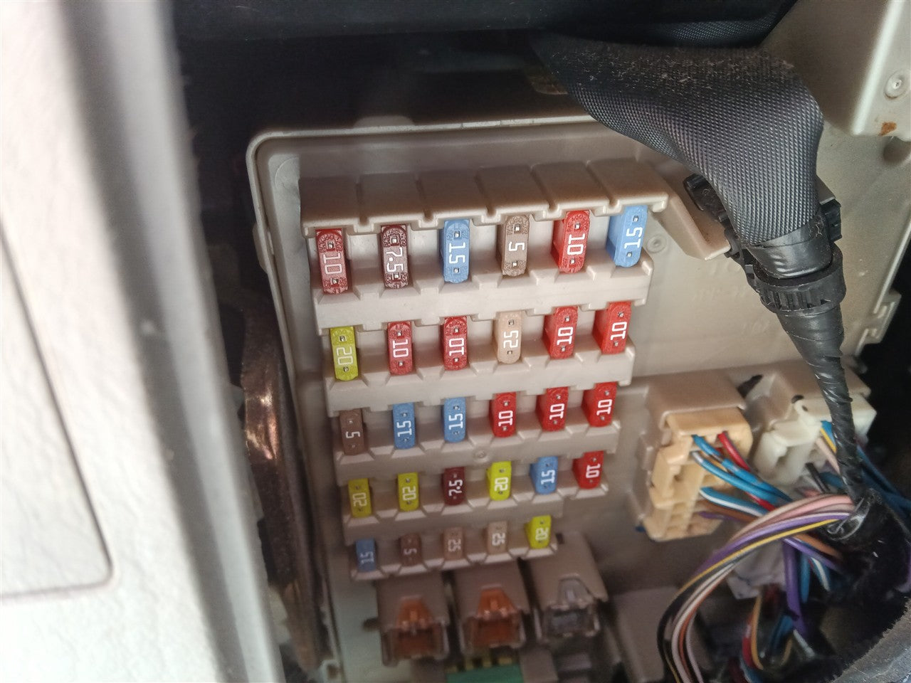 2003 Toyota Camry Cabin Interior Fuse Box Relay Panel