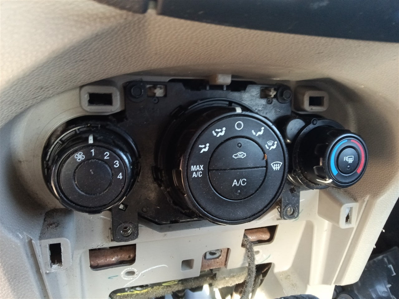 2014 Ford Fiesta AC Heater Temperature Climate Control Unit with manual