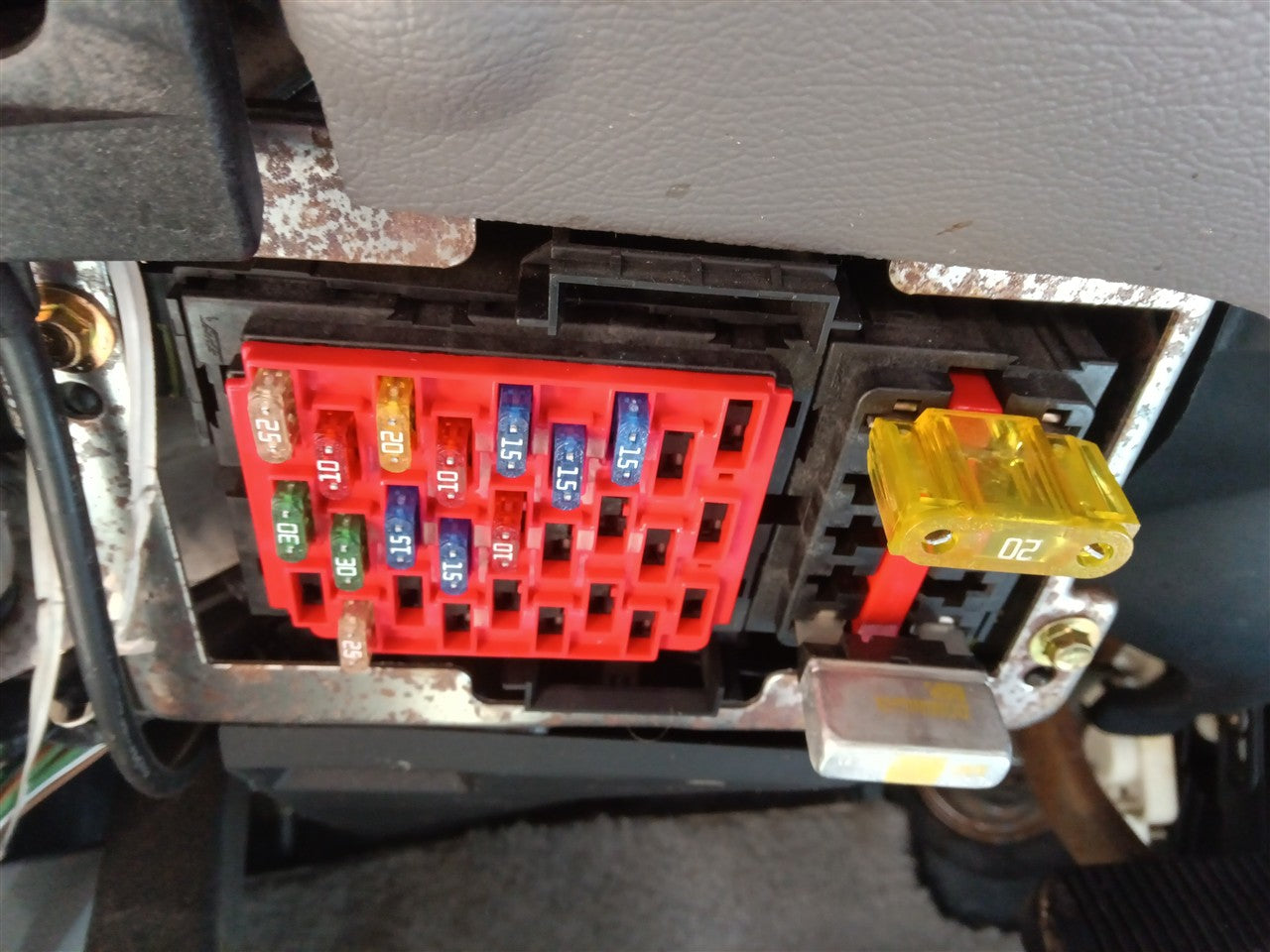 2001 Mercury Grand Marquis Cabin Interior Fuse Box Relay Panel