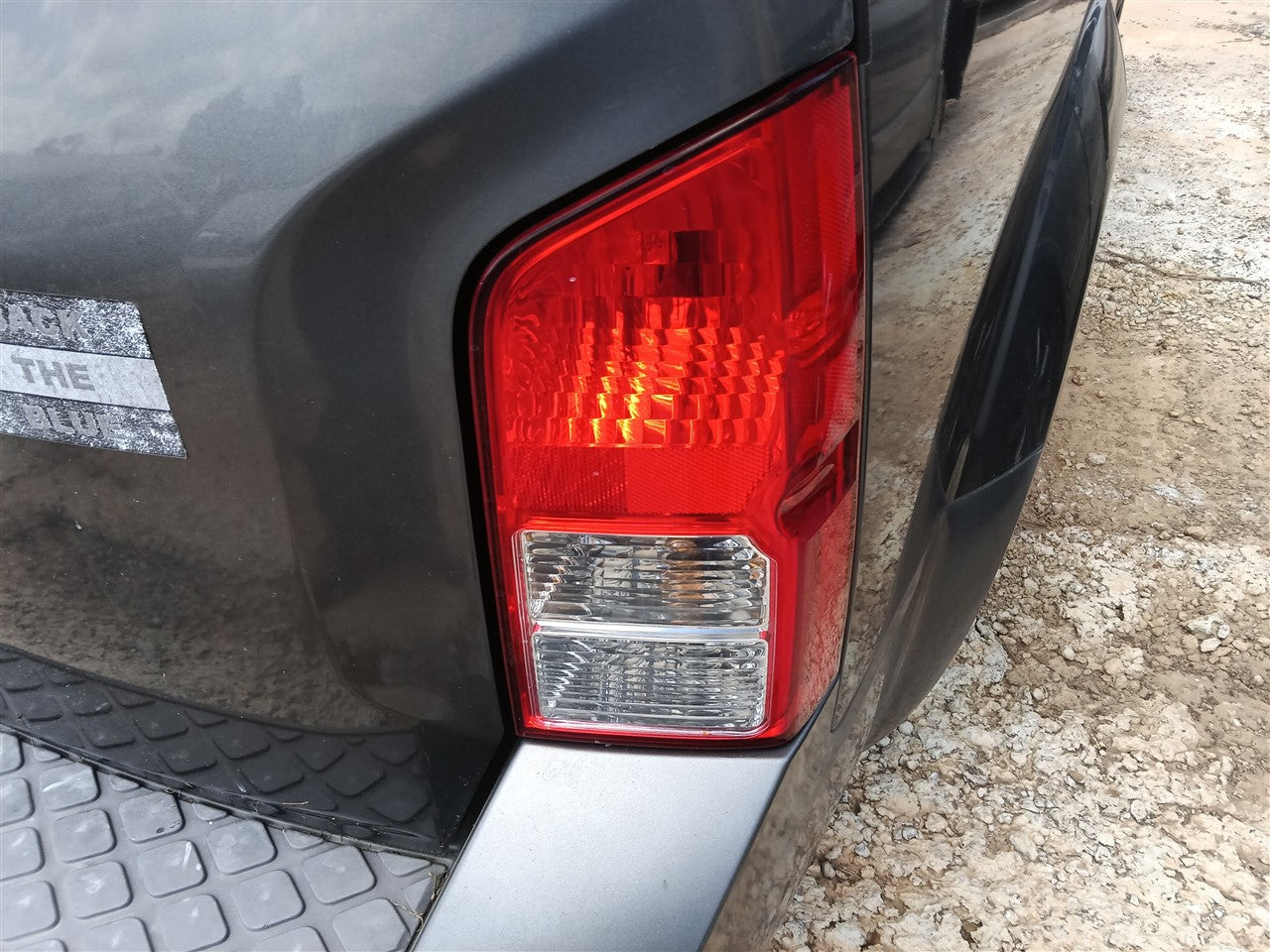2005 thru 2012 Nissan Pathfinder Passenger Side Right Tail Light Lamp Assembly quarter mounted R