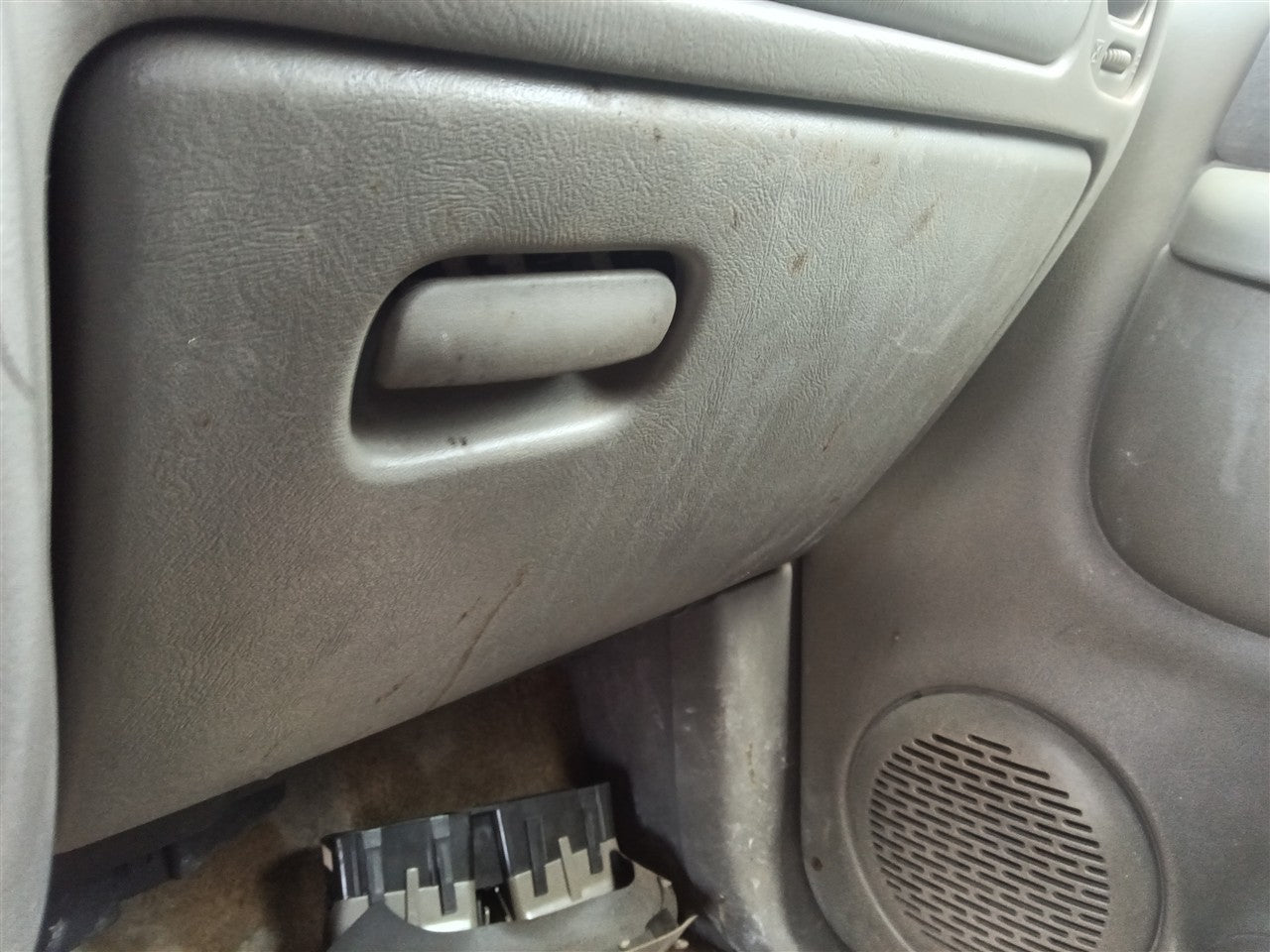 2000 GMC S10 S15 Sonoma Glove Box Compartment