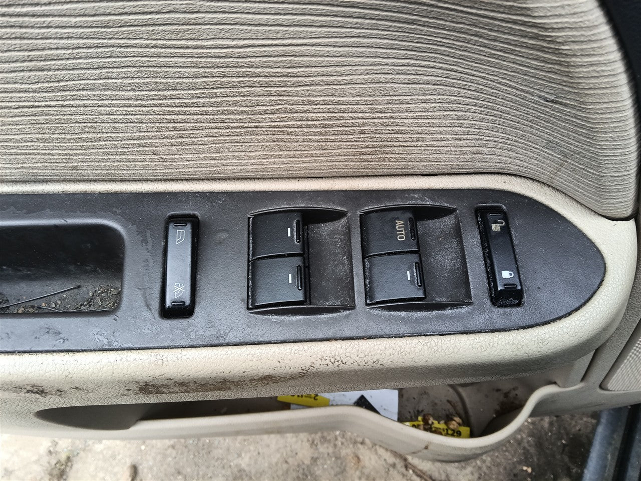 2005 thru 2009 Ford Five Hundred, Ford Freestyle, Mercury Montego, Ford Taurus and 2 more Driver Side Left Front Door Window