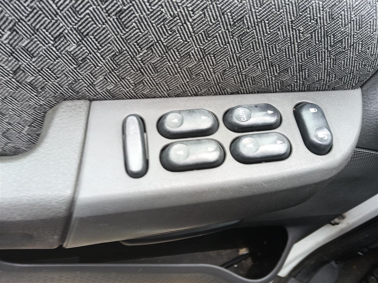 2004 2005 2006 2007 Ford F250SD, Ford F350SD, Ford Explorer, Mercury Mountaineer Driver Side Left Front Door Window Master