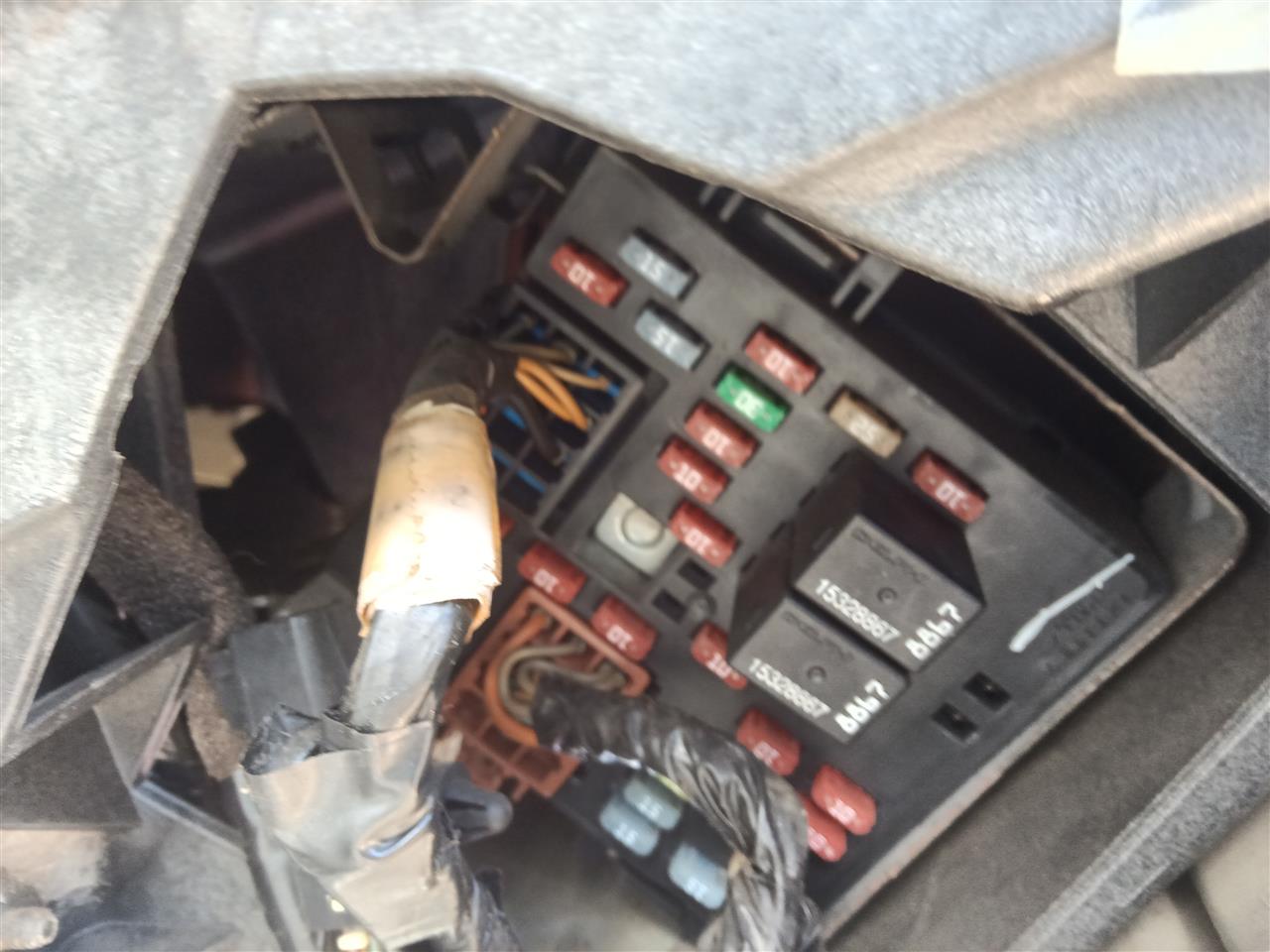 2003 Chevrolet Tahoe Cabin Interior Fuse Box Relay Panel