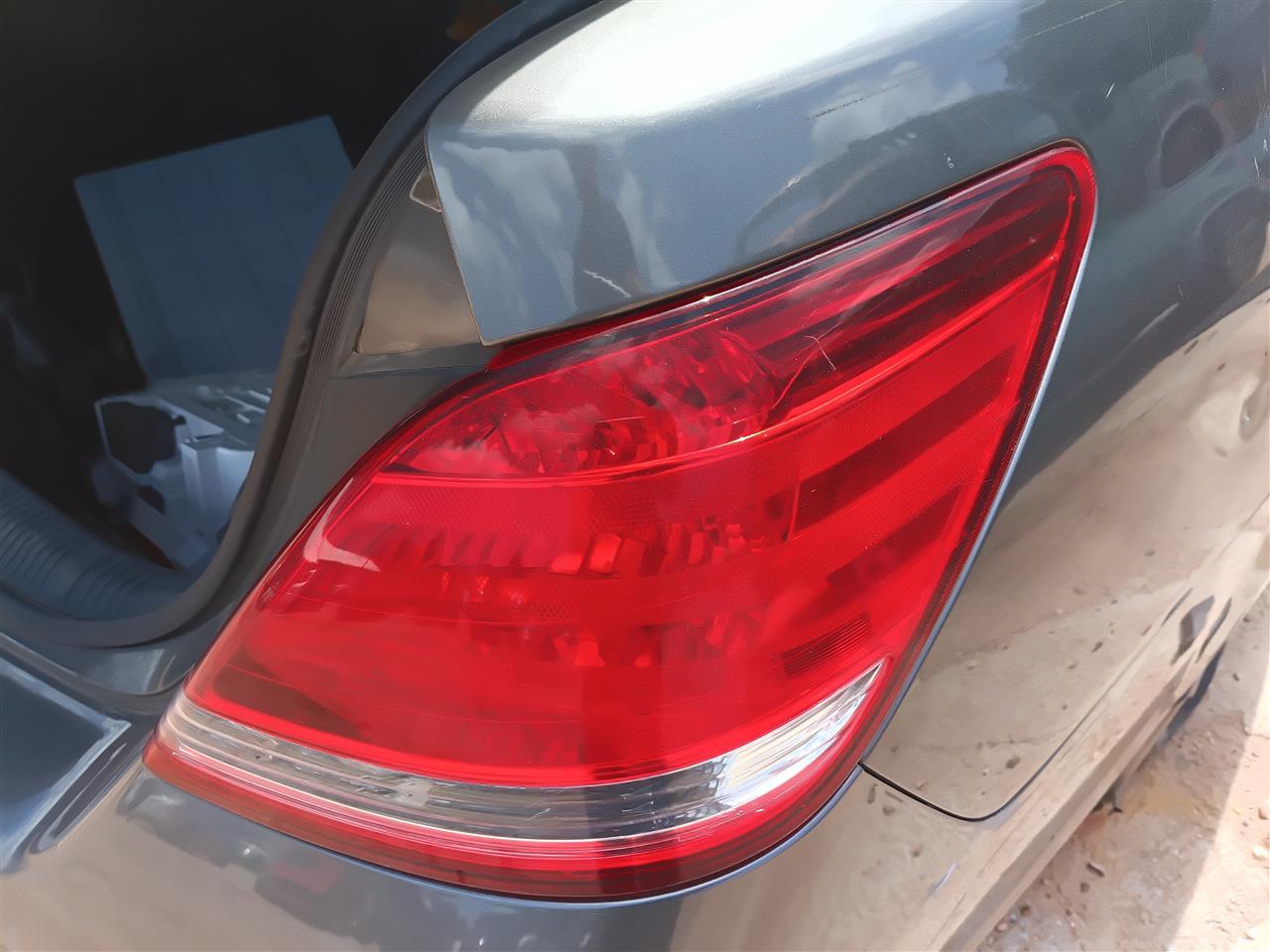 2005 thru 2010 Toyota Avalon Passenger Side Right Tail Light Lamp Assembly quarter panel mounted R