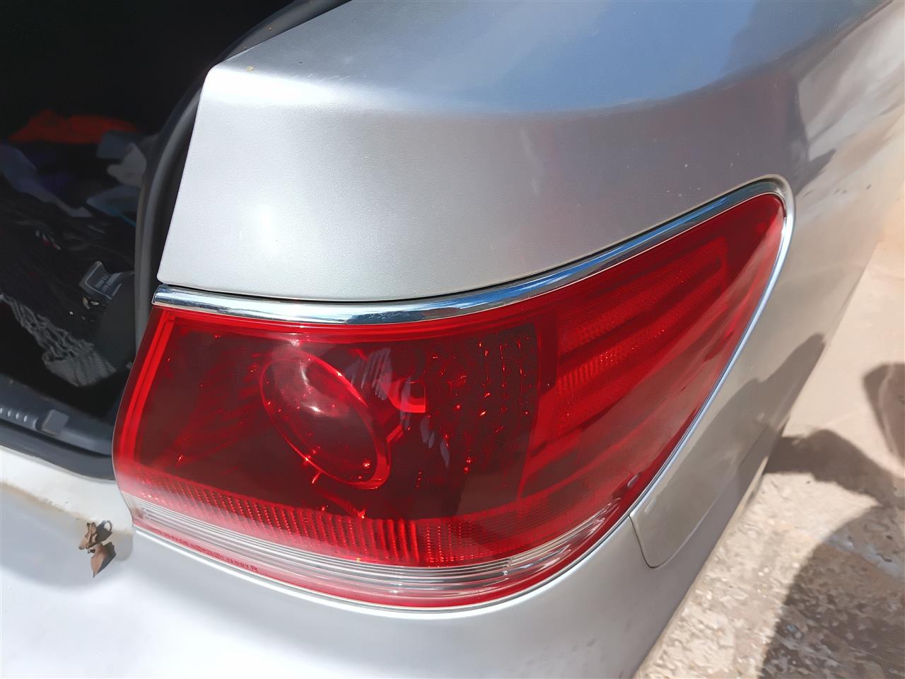 2002 thru 2006 Lexus ES330, Lexus ES300 Passenger Side Right Tail Light Lamp Assembly quarter panel mounted R