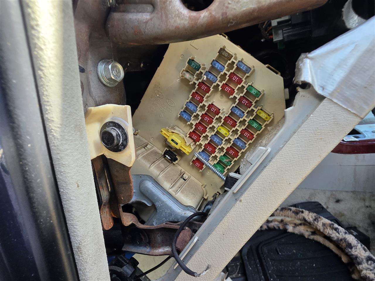 2007 Hyundai Azera Cabin Interior Fuse Box Relay Panel