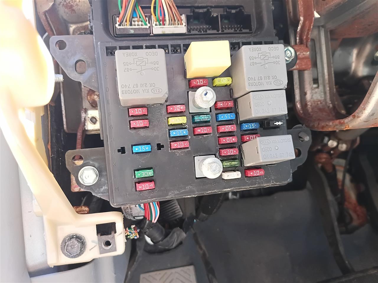 2007 KIA Cabin Interior Fuse Box Relay Panel