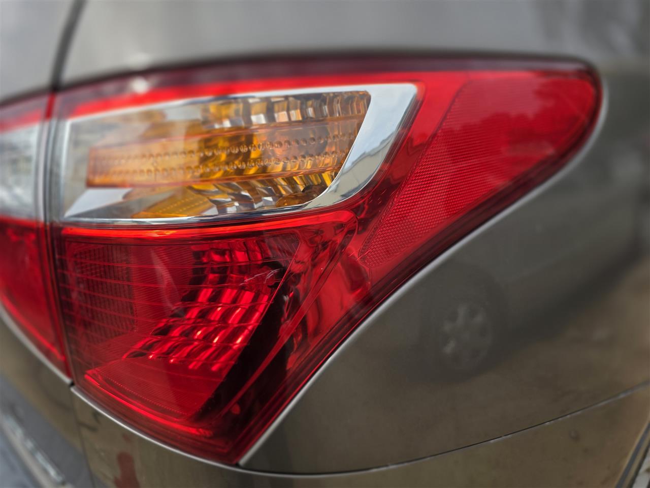 2007 thru 2012 Hyundai Veracruz Passenger Side Right Tail Light Lamp Assembly quarter panel mounted R without LED