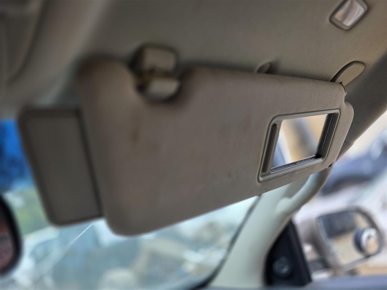 2007 thru 2012 Hyundai Veracruz Passenger Side Right Sun Visor illuminated without sunroof R