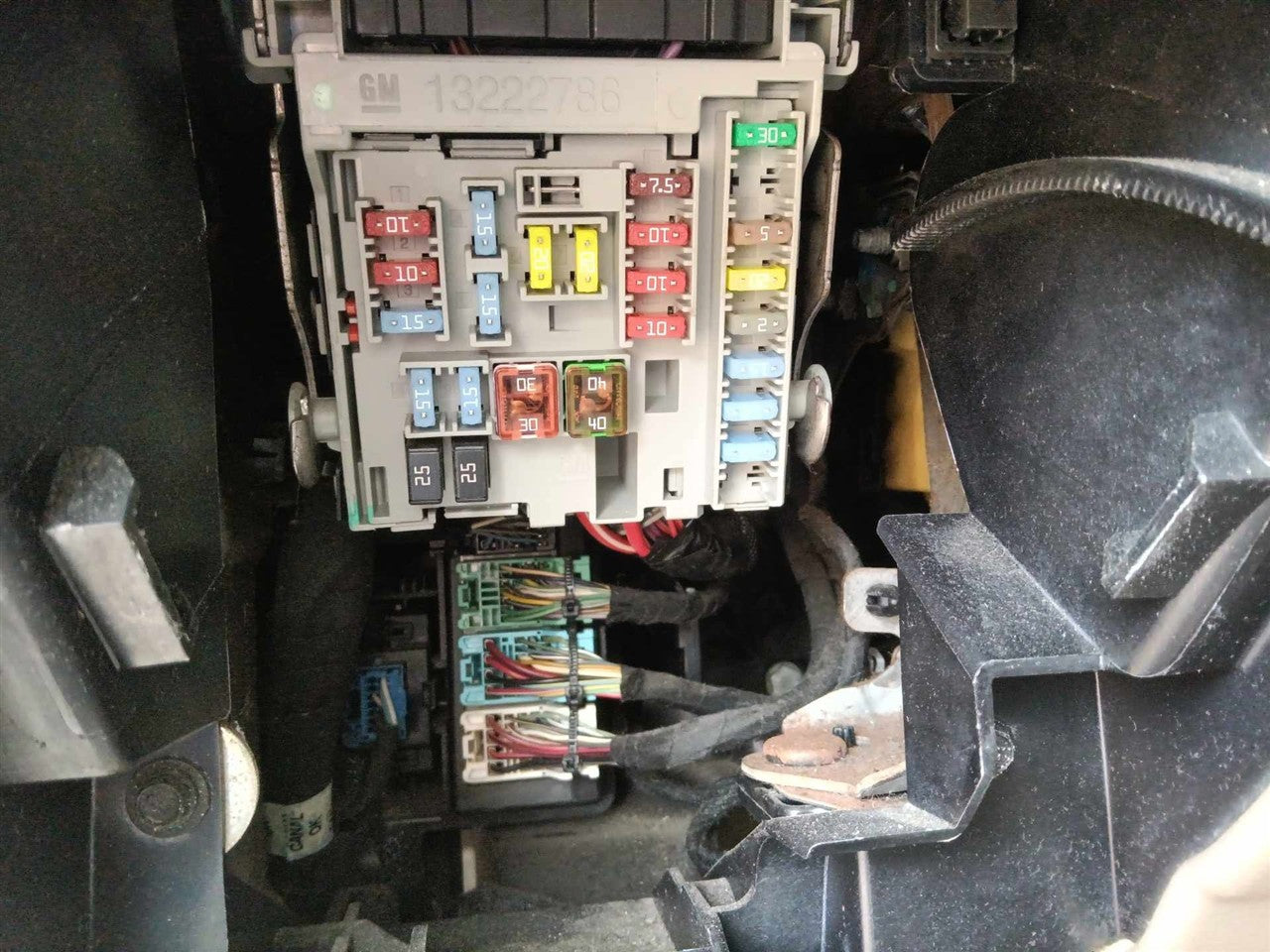 2013 Cadillac XTS Cabin Interior Fuse Box Relay Panel