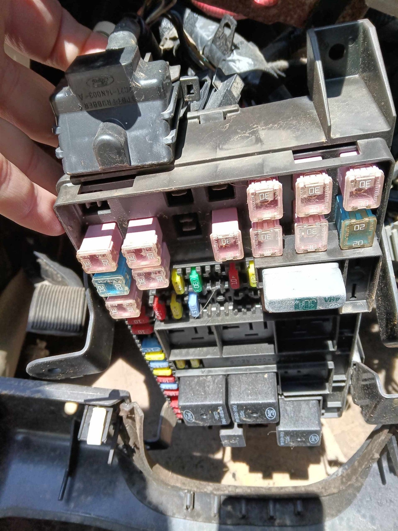 2005 Ford F250SD Cabin Interior Fuse Box Relay Panel