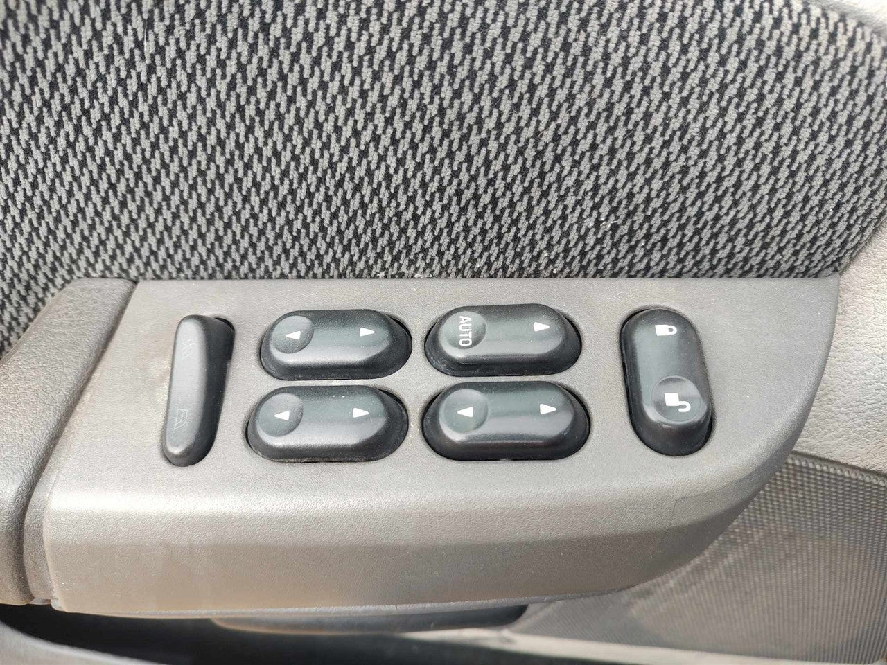 2002 2003 2004 2005 Ford Excursion, Ford F250SD, Ford F350SD, Ford Explorer and 1 more Driver Side Left Front Door Window
