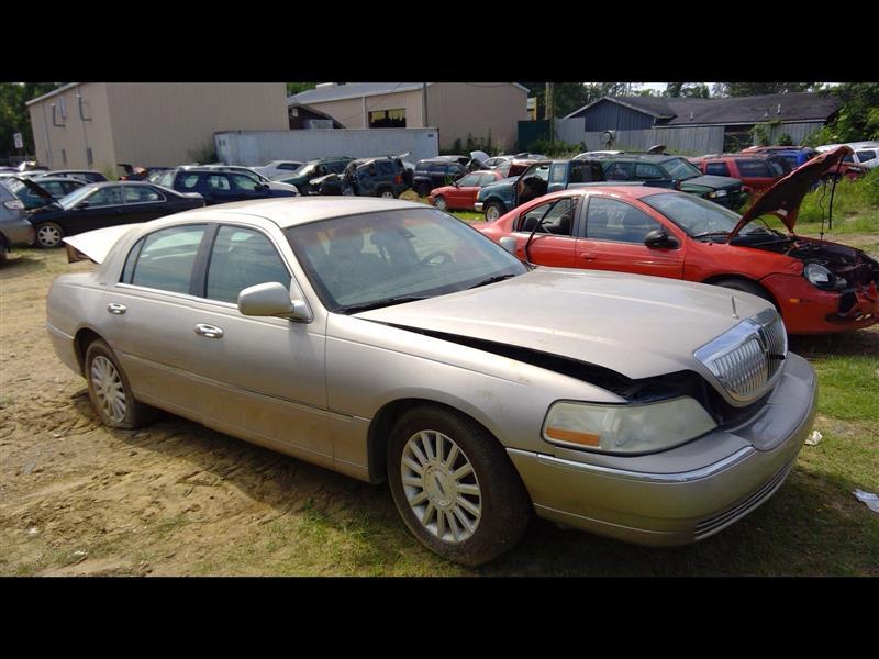 Donor vehicle 2003 Lincoln & Town CAR (Stock #228646)