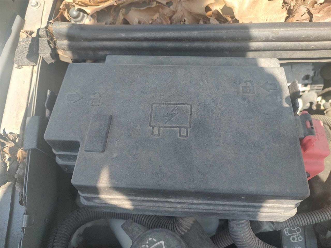 2003 2004 2005 Buick Rendezvous, Pontiac Aztek Engine Bay Fuse Box Relay Panel 3.4L