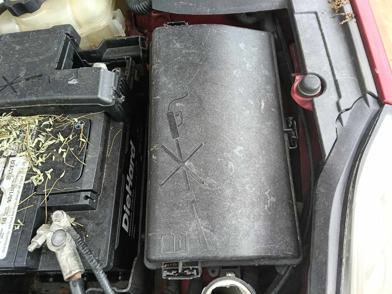 2013 Cadillac XTS Engine Bay Fuse Box Relay Panel