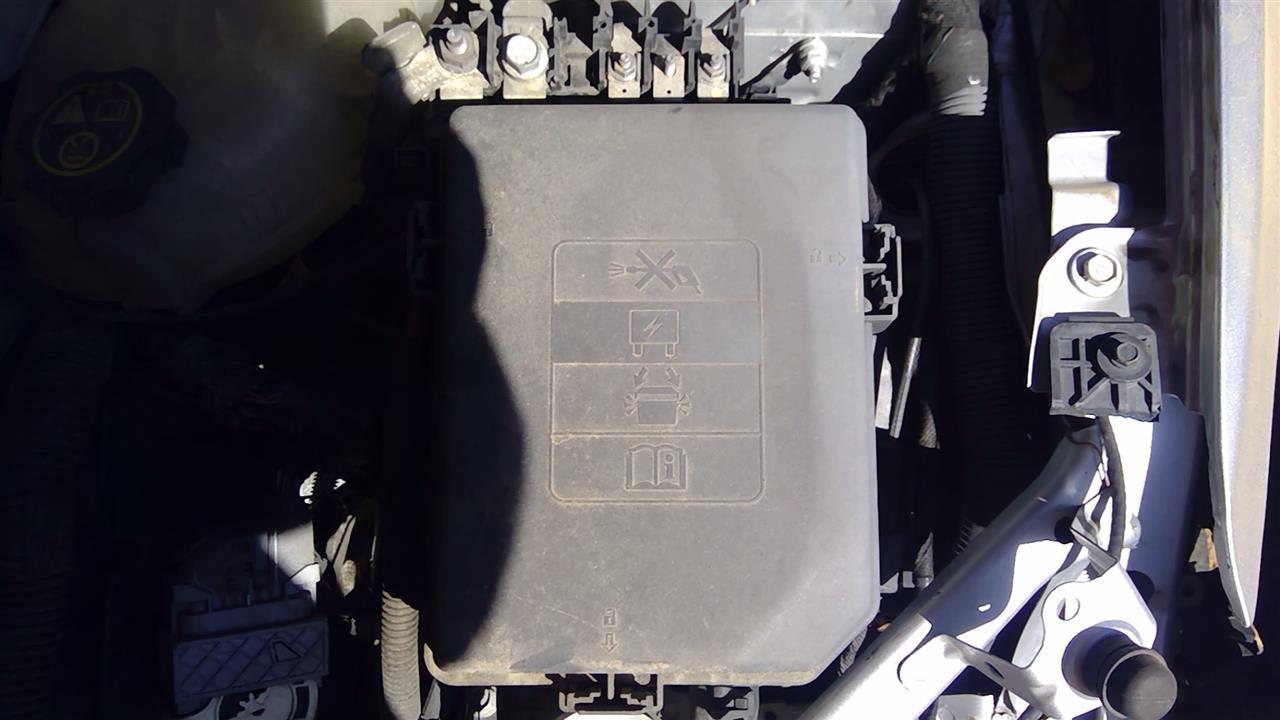 2017 Chevrolet Cruze Engine Bay Fuse Box Relay Panel gasoline AT ID 39049711