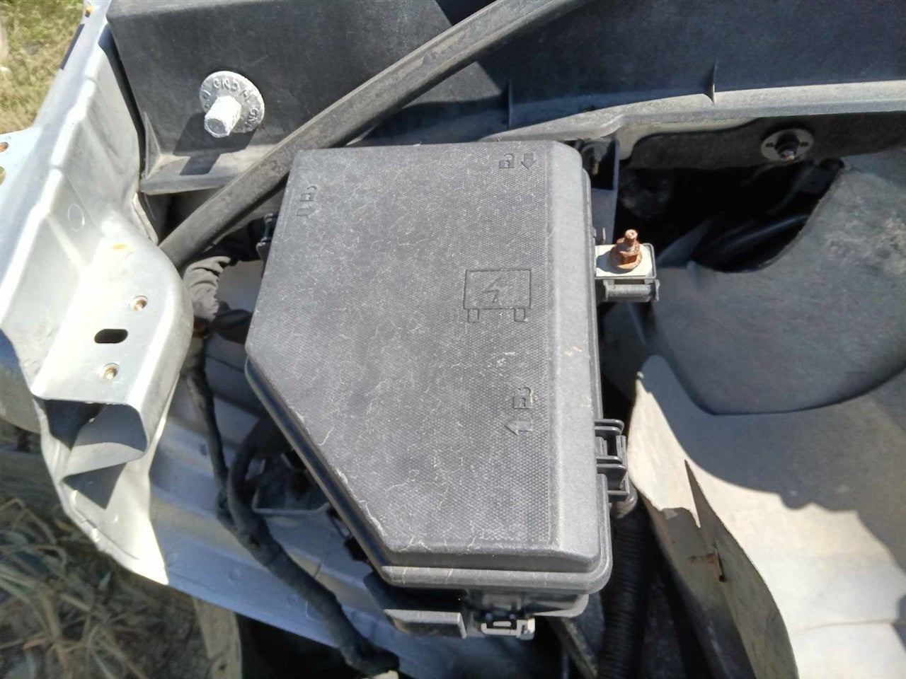 2011 Chevrolet Traverse Engine Bay Fuse Box Relay Panel without tow package