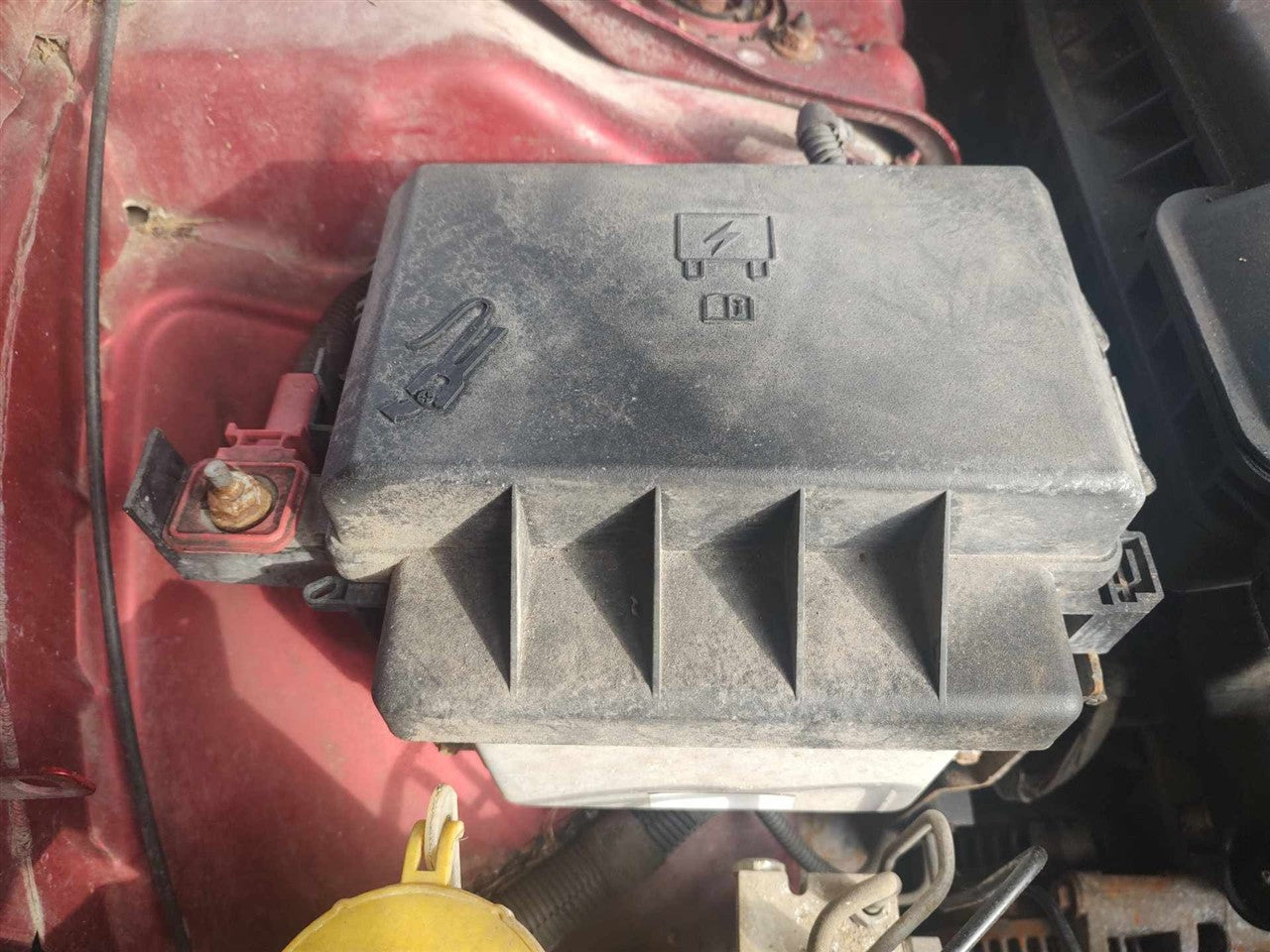 2006 2007 Chrysler 300, Dodge Charger, Dodge Magnum Engine Bay Fuse Box Relay Panel 2.7L compartment