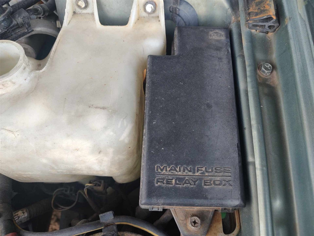 2002 2003 2004 2005 Subaru Legacy Engine Bay Fuse Box Relay Panel 2.5L compartment