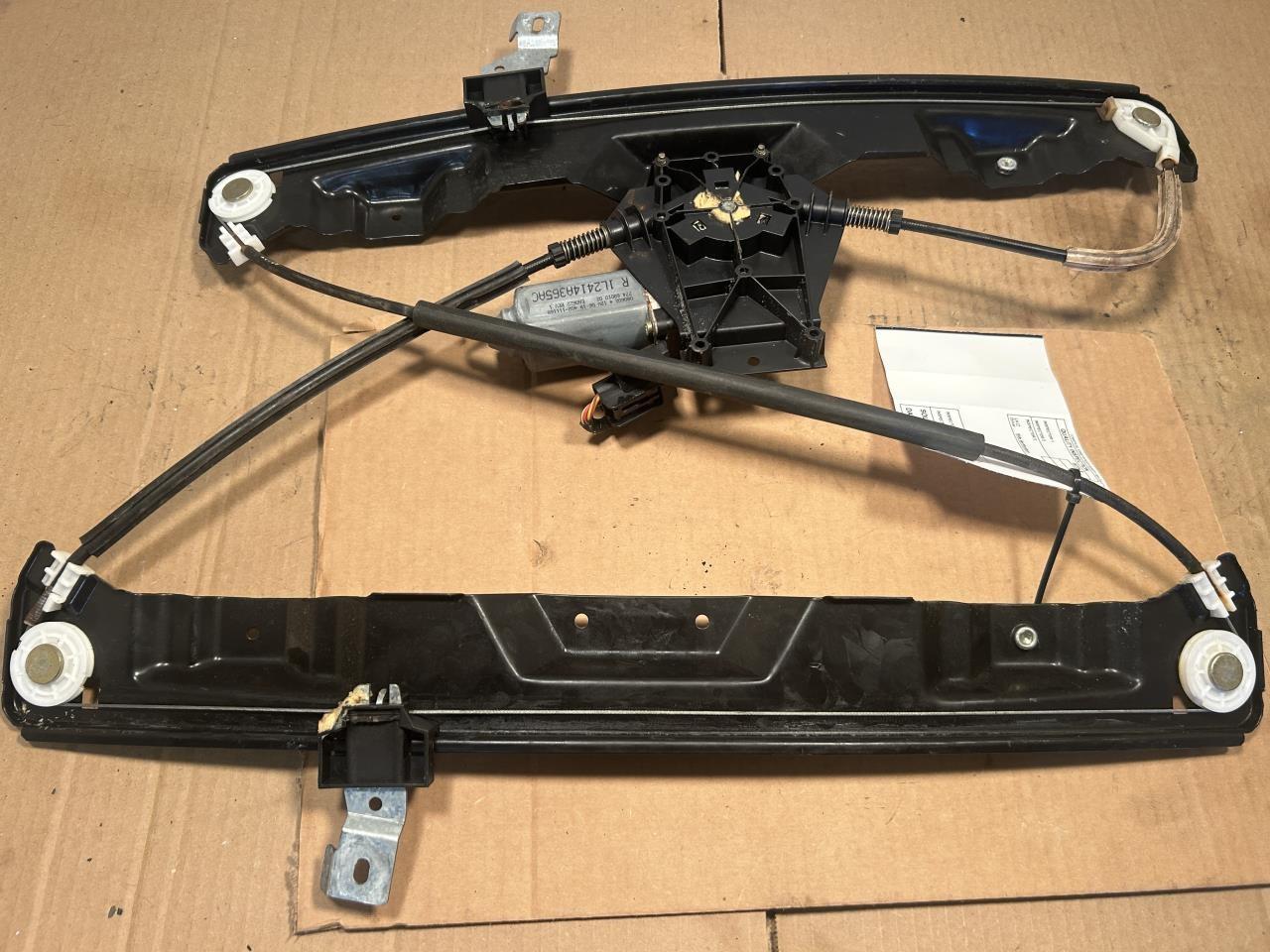 2002 thru 2010 Ford Explorer, Mercury Mountaineer, Merkur Aviator Passenger Side Right Door Window Reg FR electric R