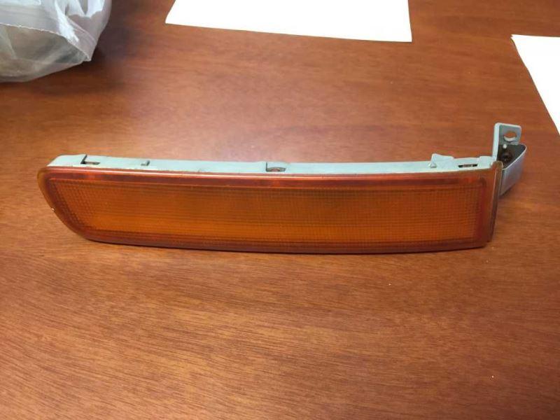 1999 2000 Mazda Millenia Passenger Side Right Front Lamp Park Turn Signal bumper mounted inner R
