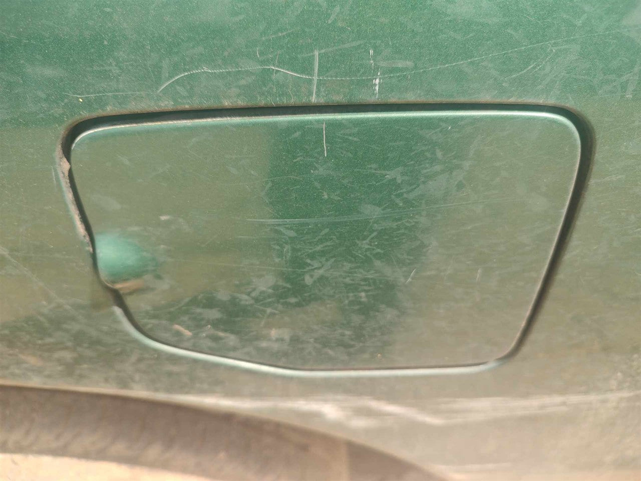 1999 Nissan Frontier Fuel Filler Gas Door Lid