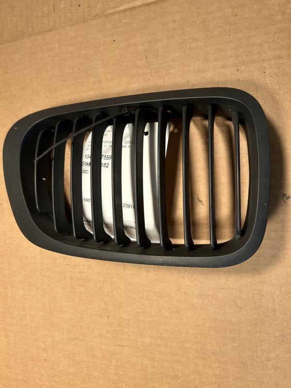 2002 2003 2004 2005 BMW 320I, BMW 325I, BMW 330I Driver Side Left Grille upper L