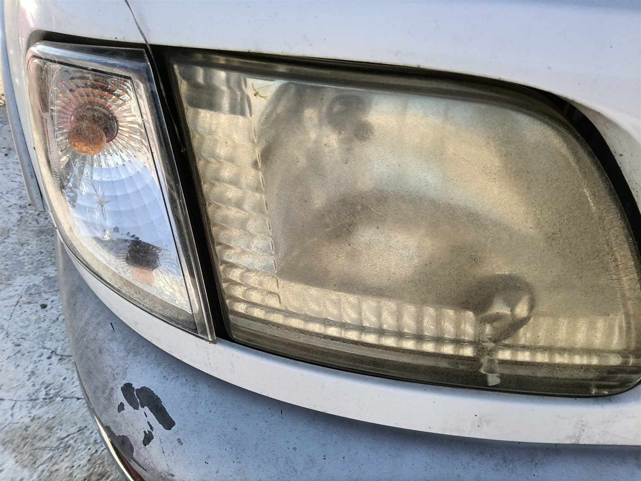 1997 thru 2004 Ford F150, Ford Expedition, Ford F250 Passenger Side Right Headlight Headlamp Assembly R