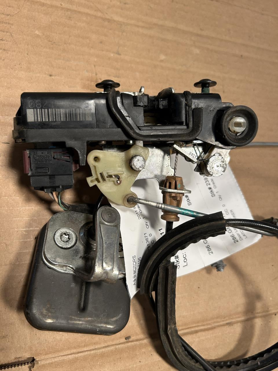 2011 Chevrolet Suburban 1500 Driver Side Left Keys Latches Locks