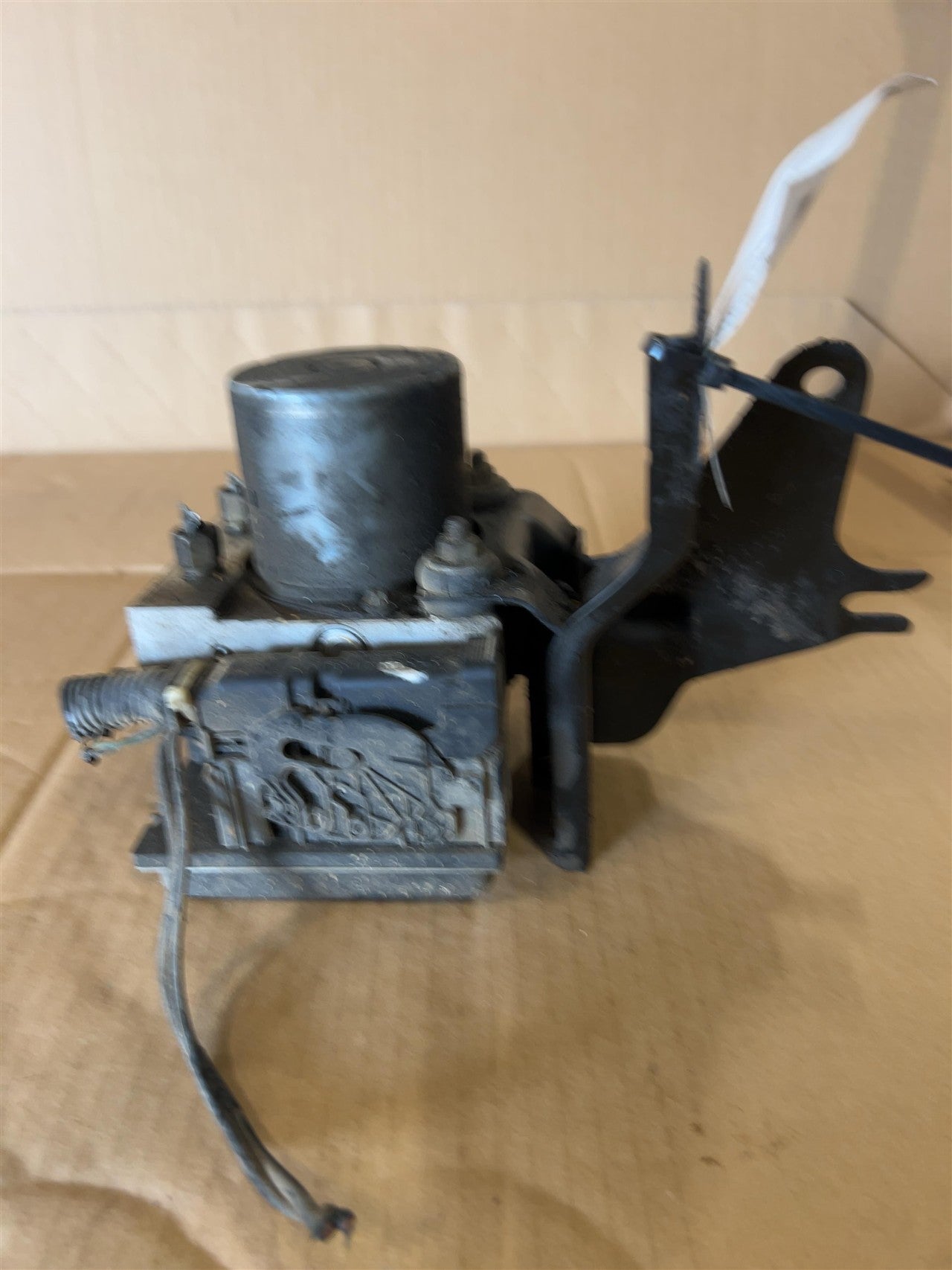 2010 Nissan Altima ABS Anti Lock Brake Pump Control Module Assembly under hood RH fender Sdn