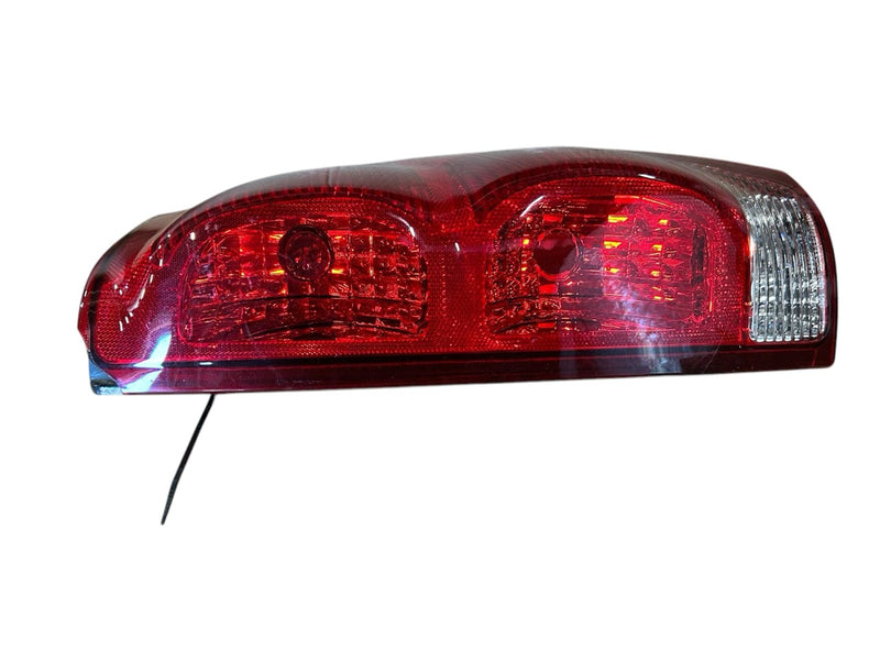 2002 thru 2006 Chevrolet Avalanche 1500, Chevrolet Avalanche 2500 Passenger Side Right Tail Light Lamp Assembly R