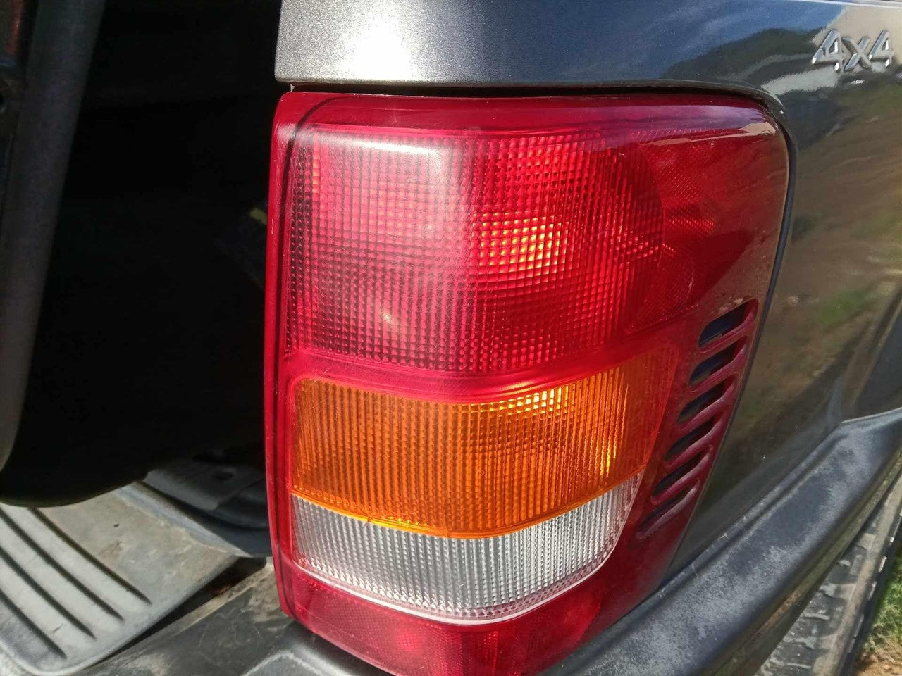 1999 thru 2003 Jeep Grand Cherokee Passenger Side Right Tail Light Lamp Assembly R
