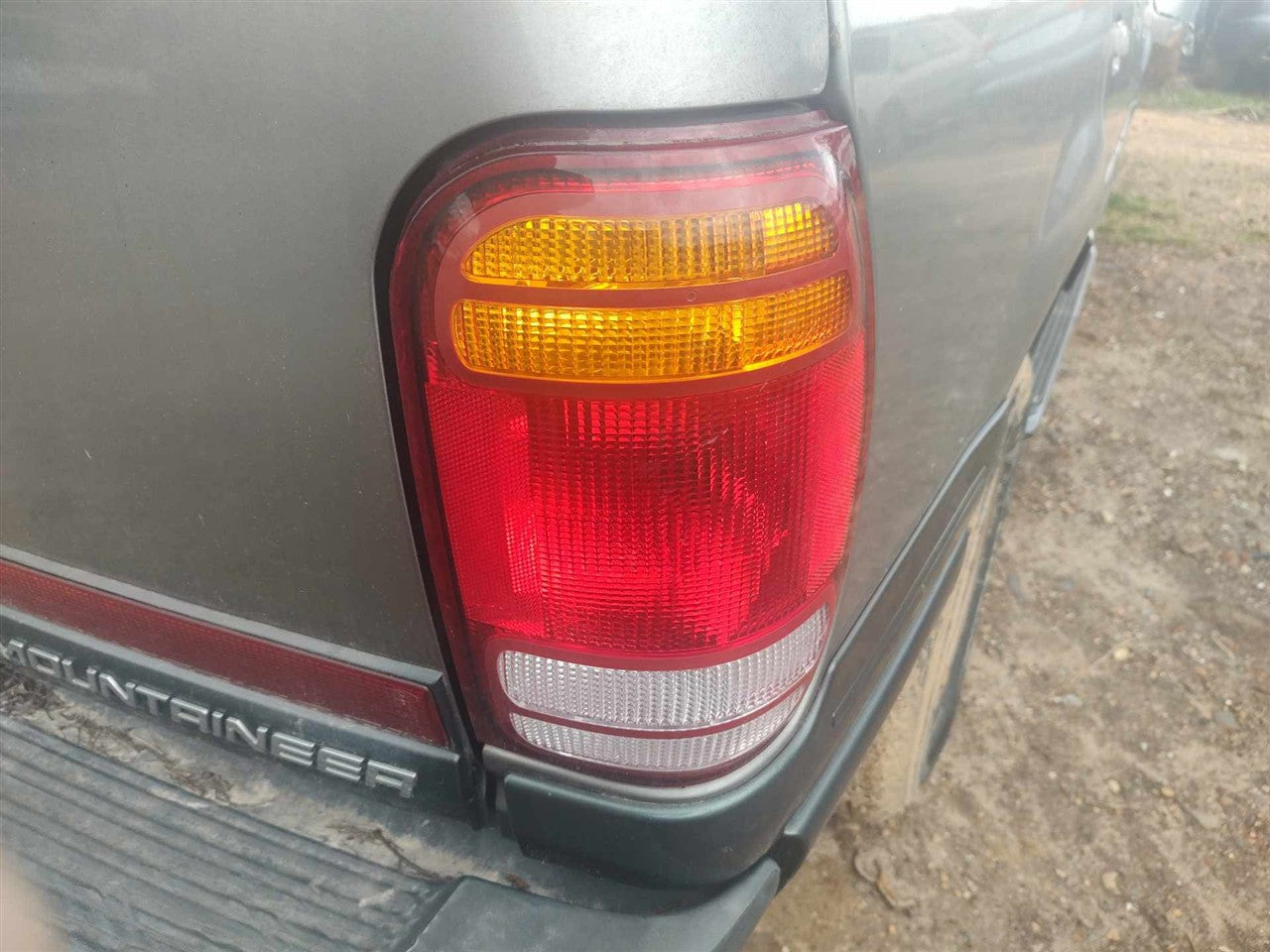 1998 1999 2000 2001 Ford Explorer, Mercury Mountaineer Passenger Side Right Tail Light Lamp Assembly R
